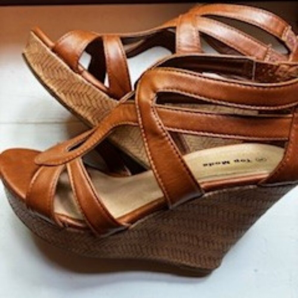 Brown strappy sandals with straw block heel by Top Moda, zip back closure, sz 8
